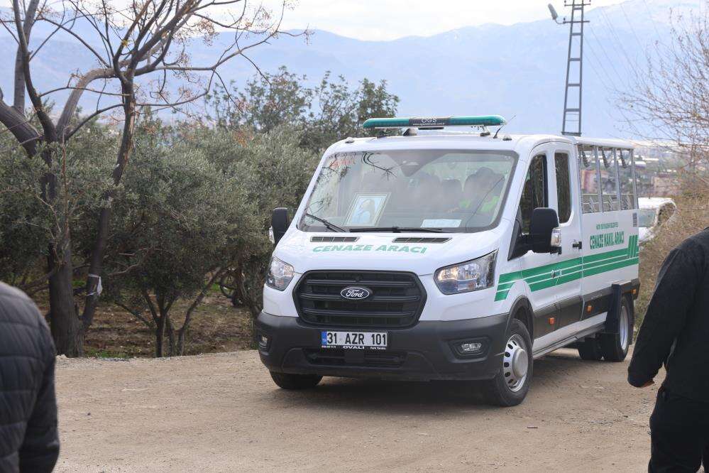 Ablasının öldürdüğü 17 yaşındaki Eylül gelinliğiyle toprağa verildi 8